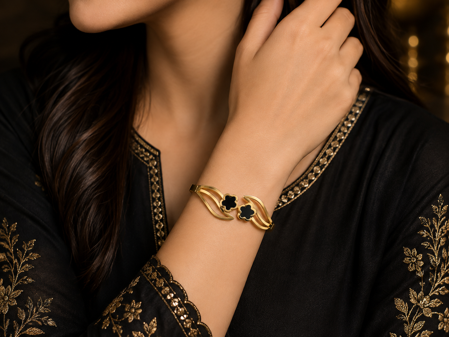 Elegant Stainless Steel Gold Black Clover Bangle Bracelet for Women – Stylish Open Cuff Jewelry
