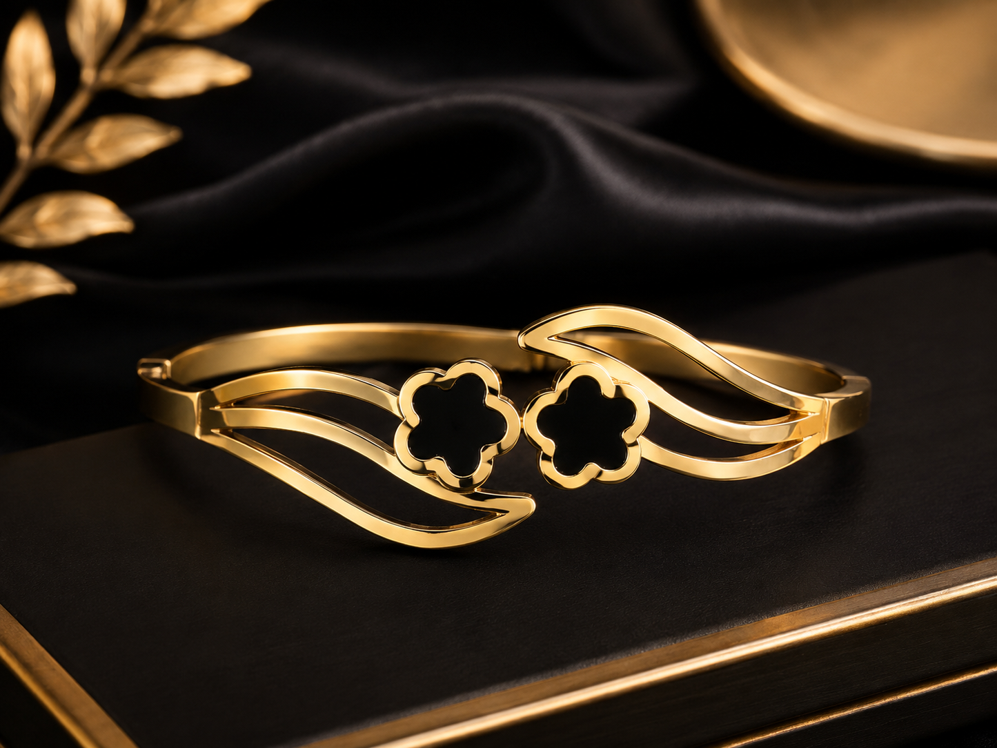 Elegant Stainless Steel Gold Black Clover Bangle Bracelet for Women – Stylish Open Cuff Jewelry