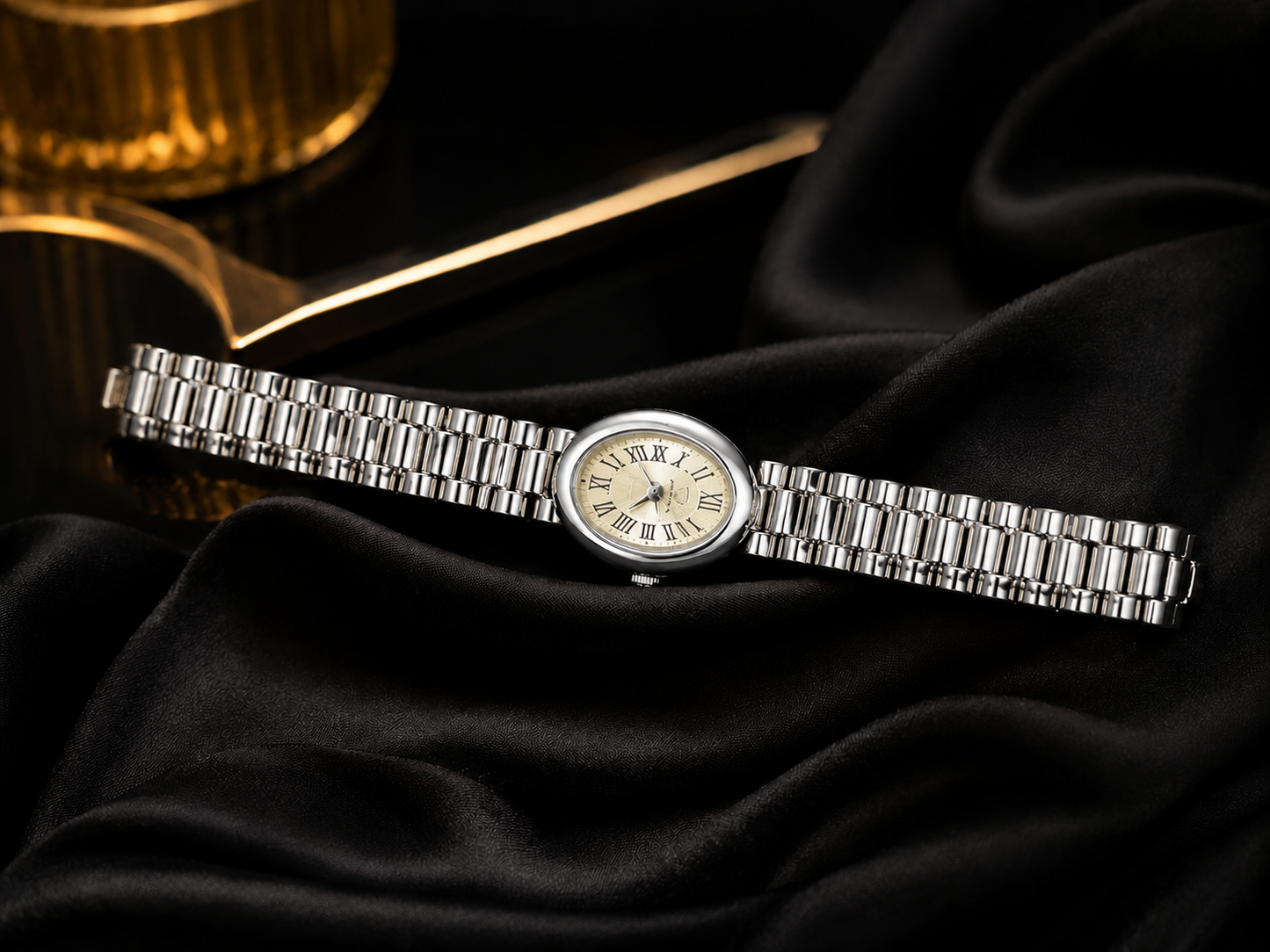 Elegant Silver Women’s Watch – Classic Roman Numeral Dial & Stainless Steel Bracelet